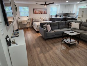 1 makuuhuone, tallelokero huoneessa, työpöytä, silitysrauta/-lauta