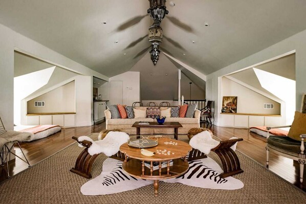 Smart TV, books, stereo, offices