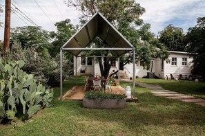 Outdoor dining - Elegant Historic Estate: Professionally Designed (Austin)