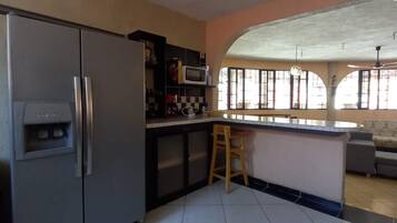 Mikrowelle, Wasserkocher mit Kaffee-/Teezubehör