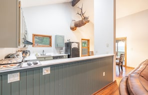 Fridge, microwave, oven, stovetop - Spacious hunting lodge hideaway with stunning views and Private River Access (Steelville)