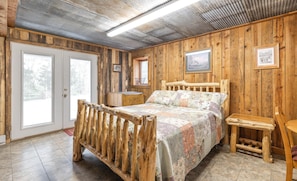 4 bedrooms, iron/ironing board, free WiFi, bed sheets - Spacious hunting lodge hideaway with stunning views and Private River Access (Steelville)