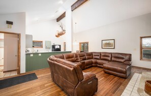 Smart TV, fireplace, books - Spacious hunting lodge hideaway with stunning views and Private River Access (Steelville)