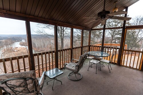 Spacious hunting lodge hideaway with stunning views and Private River Access