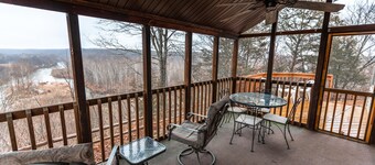 Spacious hunting lodge hideaway with stunning views and Private River Access