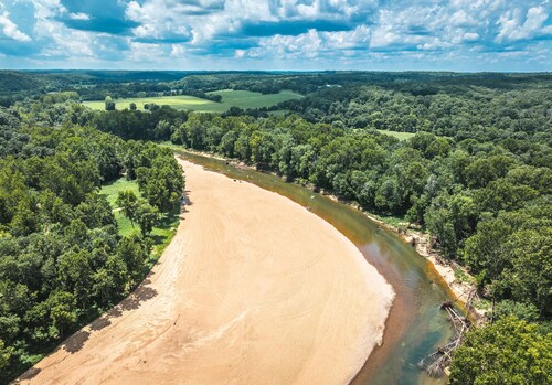 Spacious hunting lodge hideaway with stunning views and Private River Access