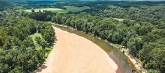 Spacious hunting lodge hideaway with stunning views and Private River Access