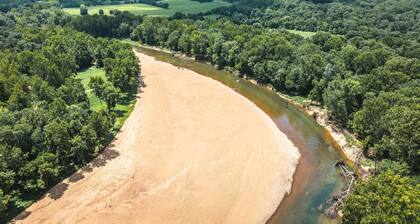 Spacious hunting lodge hideaway with stunning views and Private River Access