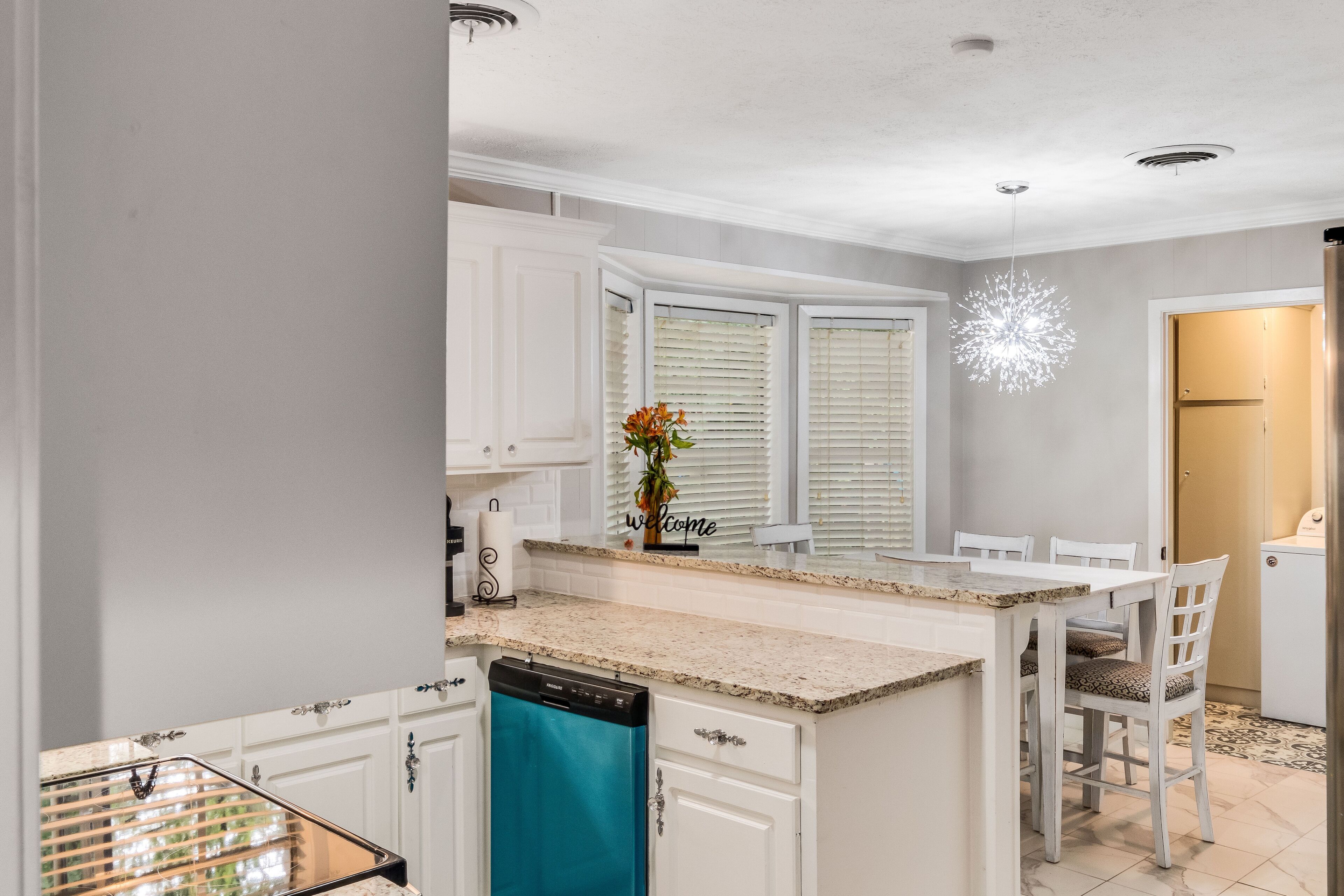 Micro-ondes, lave-vaisselle, cafetière/bouilloire