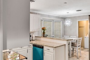 Microondas, lavavajillas, cafetera y tetera y utensilios de cocina