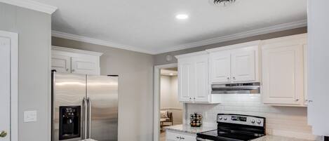 Micro-ondes, lave-vaisselle, cafetière/bouilloire