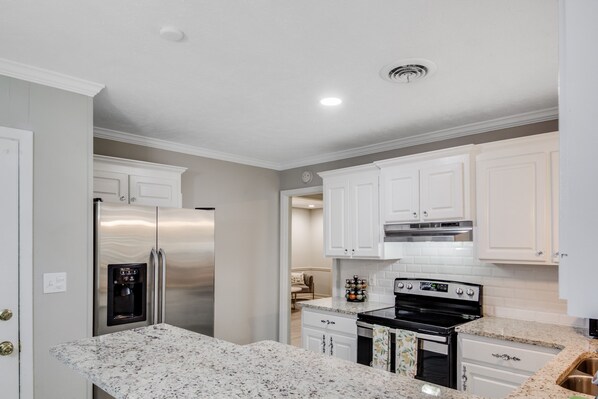 Microondas, lavavajillas, cafetera y tetera y utensilios de cocina