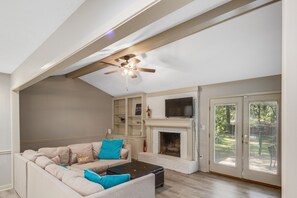 Televisión y chimenea