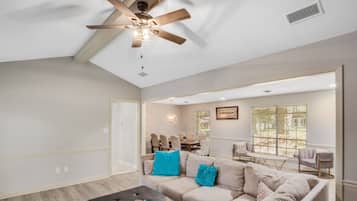 Televisión y chimenea