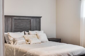 4 habitaciones, tabla de planchar con plancha, wifi y ropa de cama