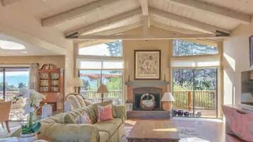 Télévision, cheminée