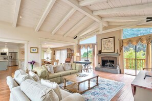 TV, fireplace - Beautiful Carmel House
 (Carmel)