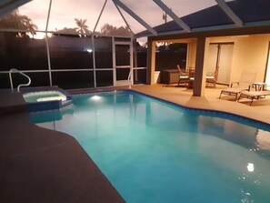 Una piscina al aire libre, una piscina climatizada