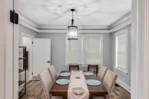 Mikrowelle, Geschirrspüler, Wasserkocher mit Kaffee-/Teezubehör