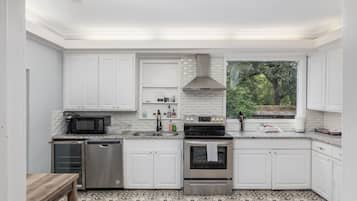 Microondas, lavavajillas, cafetera o tetera y utensilios de cocina