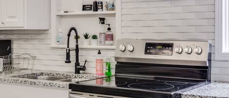 Micro-ondes, lave-vaisselle, cafetière/bouilloire