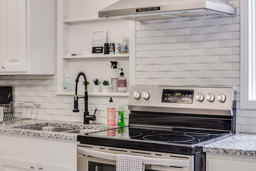 Royal Chateau in the heart of Fondren!