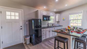 Een koelkast, een microgolfoven, een koffiezetapparaat/waterkoker