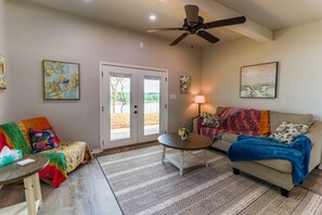 TV - Rustic luxury at Captain Allred's Cabin (Denison)