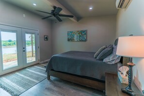 1 bedroom, travel cot, WiFi - Rustic luxury at Captain Allred's Cabin (Denison)