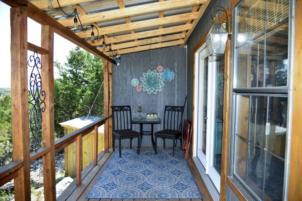 Outdoor dining - Zannabella BNB Scenic Sunrise Tiny Cabin includes gourmet breakfast (Ingram)