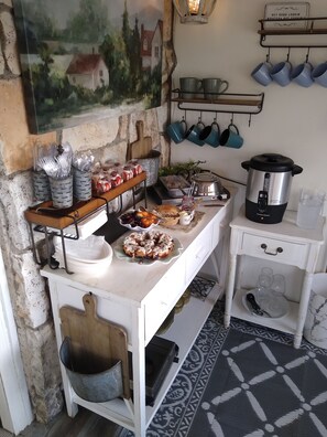 Dining - Zannabella BNB Scenic Sunrise Tiny Cabin includes gourmet breakfast (Ingram)