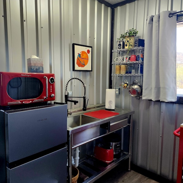 Réfrigérateur, four à micro-ondes, un four, surface de cuisson