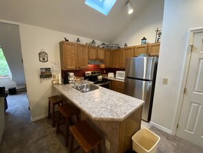 Fridge, microwave, oven, stovetop - PicoVillage Resort G301-Beautiful contemporary style 2-bedroom,2-bath condo with the comfort of home (Killington)