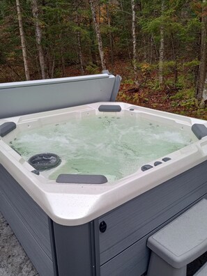 Outdoor spa tub - The Mendon House - Outdoor Hot Tub - Minutes to Killington/Pico (Killington)