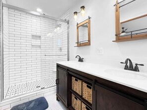 Combined shower/tub, hair dryer, towels