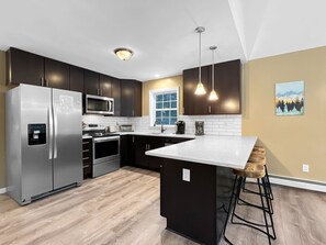 Jääkaappi, mikroaaltouuni, uuni, liesi