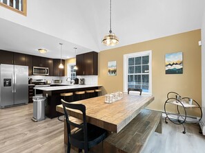Fridge, microwave, oven, stovetop - The Mendon House - Outdoor Hot Tub - Minutes to Killington/Pico (Killington)