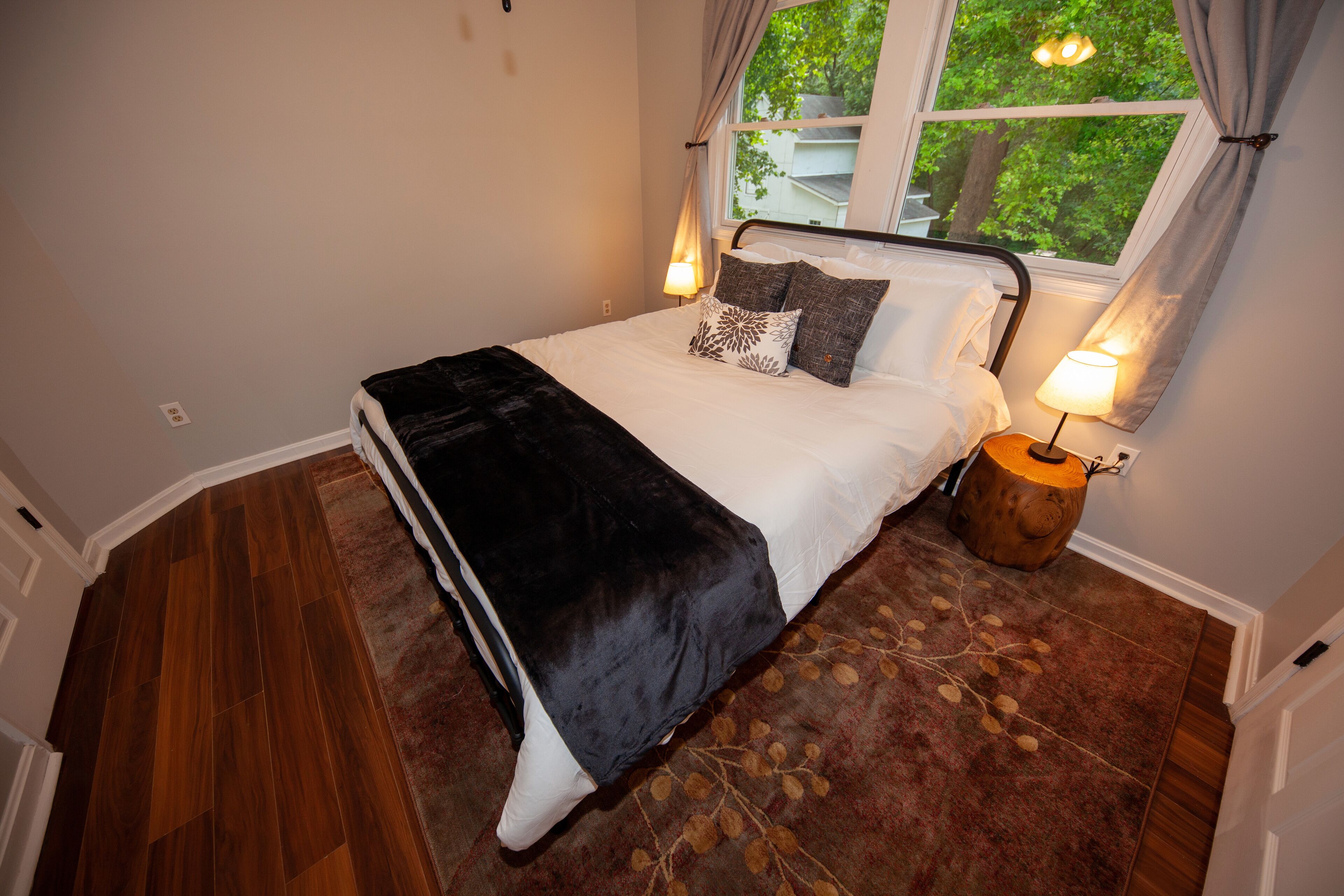 5 chambres, bureau, fer et planche à repasser, lit parapluie