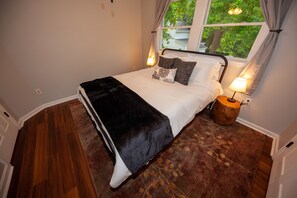 5 bedrooms, desk, iron/ironing board, travel cot