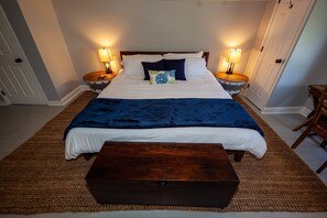 5 habitaciones, escritorio y tabla de planchar con plancha 