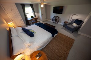 5 bedrooms, desk, iron/ironing board, travel cot