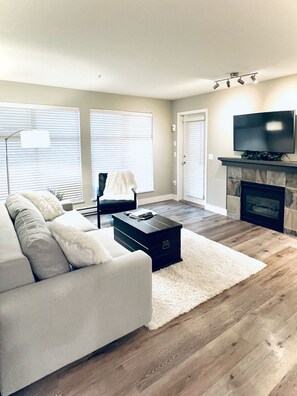 Smart-TV, Kamin, Bücher