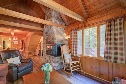 Cozy A-frame Cabin- Walk to Hills pond/Sunset lake- 20 mins to gunstock 