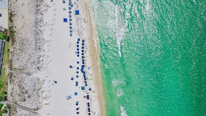 Una playa cerca, sillas reclinables de playa, toallas de playa
