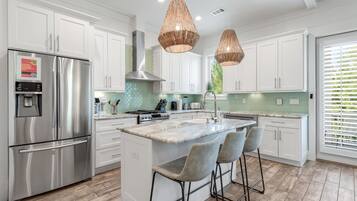 Køleskab, mikrobølgeovn, ovn, kogeplade