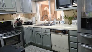 雪櫃、焗爐、咖啡機/沖茶器、電熱水壺