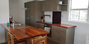Fridge, microwave, oven, stovetop - Sun trap by the beach! (Raumati Beach)