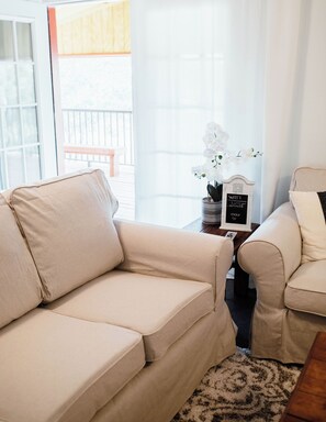 Smart TV - Lakeside Hill Country 5BR Home; Covered Parking; Pickleball Court (Canyon Lake)