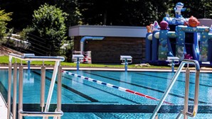 A swimming pool with metal diving boards and lane markers. - Holiday Home 'Auszeit' with terrace & garden (Tennenbronn)