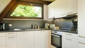 Een koelkast, een microgolfoven, een oven, een kookplaat